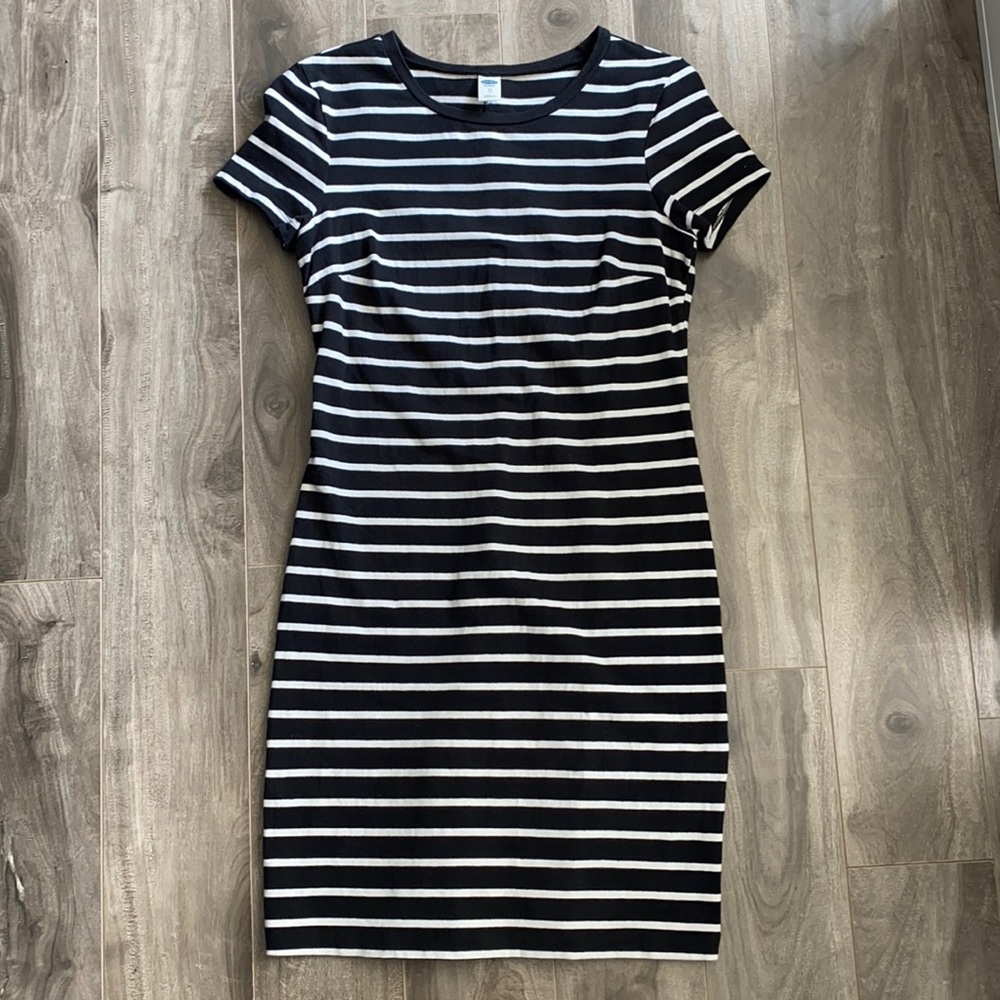 Women’s Old Navy black & white T-Shirt dress